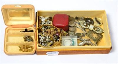 Lot 177 - A small group of jewellery including two pendants on chains stamped '375'