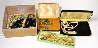 Lot 330 - A quantity of jewellery to include two 9ct gold bar brooches, Dior necklace, Art Nouveau style...