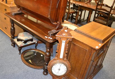 Lot 1077 - A mahogany table