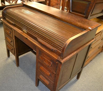 Lot 1272 - An oak roll top kneehole desk (locked)