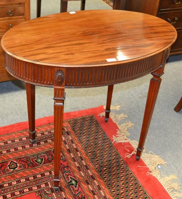 Lot 1286 - An Edwardian oval mahogany occasional table