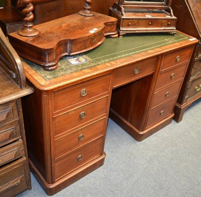 Lot 1340 - An Edwardian mahogany kneehole desk