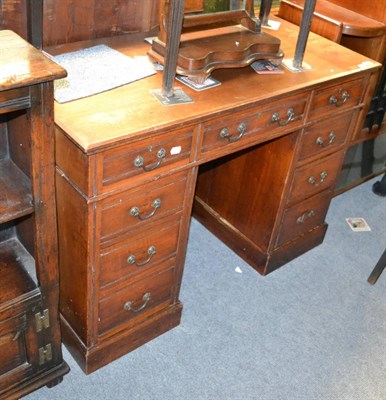 Lot 1346 - A kneehole desk