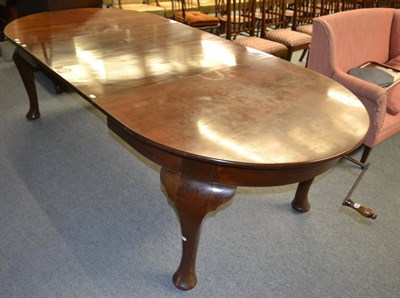 Lot 1364 - A wind-out table with two leaves and winder