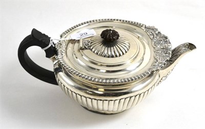 Lot 29 - An Edwardian silver teapot, London, 1906, by Goldsmith, Silversmiths Co