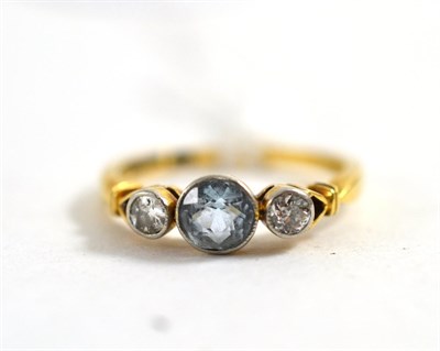 Lot 106 - An aquamarine and diamond ring