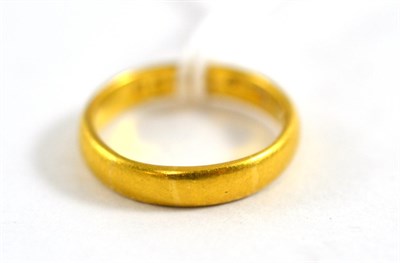 Lot 428 - A 22ct gold band ring