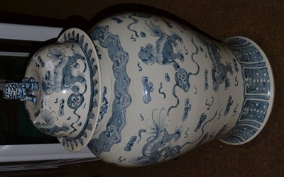 Lot 481 - A large 20th century Chinese blue and white jar and cover