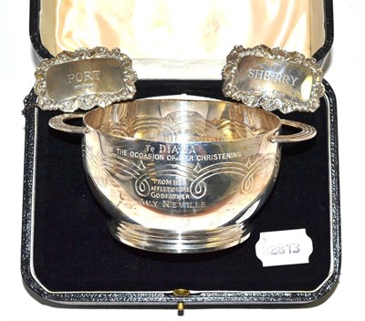 Lot 496 - A silver loving cup, cased and two decanter labels