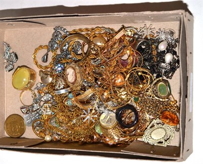 Lot 504 - A box of costume jewellery