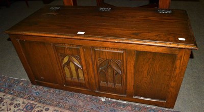 Lot 1353 - An oak blanket box