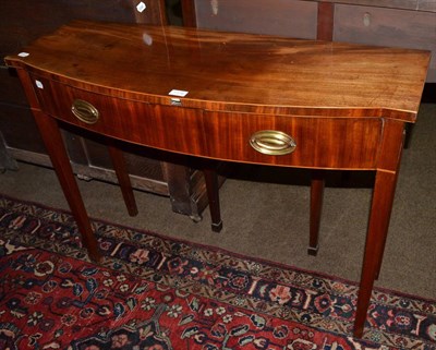 Lot 1376 - A Georgian style mahogany small D shaped side table