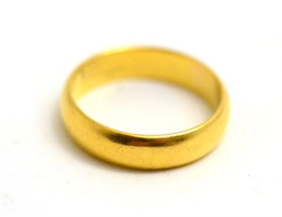 Lot 25 - A 22ct gold wedding ring