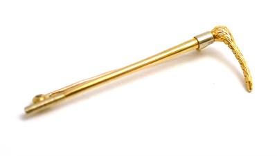 Lot 34 - A 9ct gold riding crop scarf pin