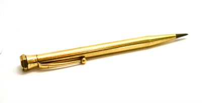 Lot 39 - A 9ct gold yard o' lead propelling pencil, of typical form, the end cap pulling out to reveal a 3"