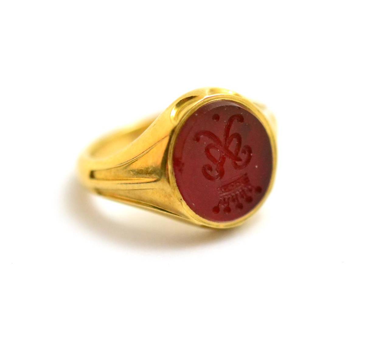 Lot 157 - A signet ring with intaglio crest inset