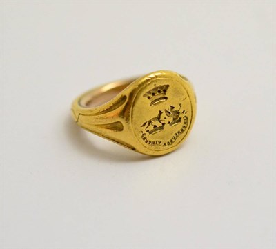 Lot 161 - A signet ring with intaglio crest, motto INCONCUSSA VIRTUSA and coronet