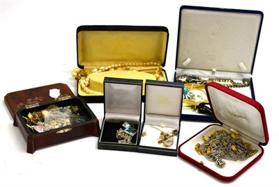 Lot 249 - A box of costume jewellery