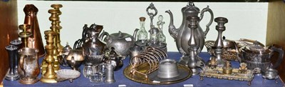 Lot 270 - A shelf of metalwares, pewter and plate
