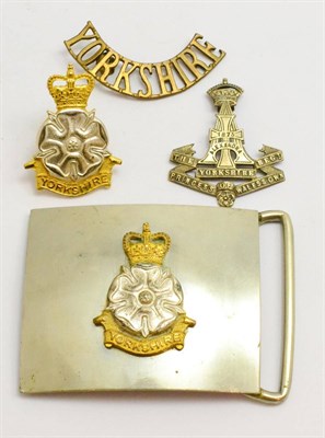 Lot 316 - A Yorkshire regiment officers belt buckle, a cap badge, shoulder title and a Green Howards cap...