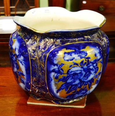 Lot 370 - A Victorian flow blue jardiniere