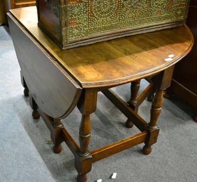 Lot 1319 - An oak gate leg dining table