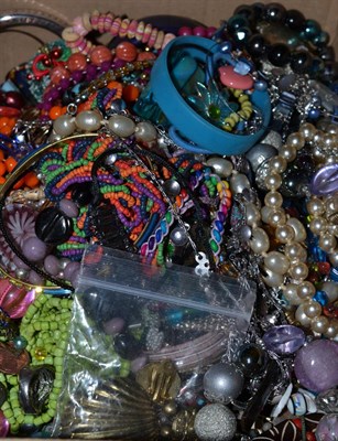 Lot 145 - A quantity of costume jewellery