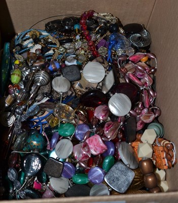 Lot 146 - A quantity of costume jewellery