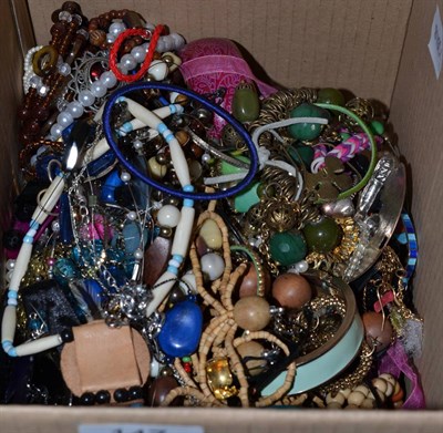 Lot 147 - A quantity of costume jewellery
