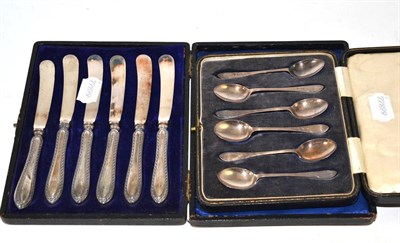 Lot 437 - Silver handled knives and six teaspoons