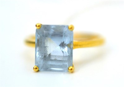 Lot 28 - An 18ct gold aquamarine solitaire ring