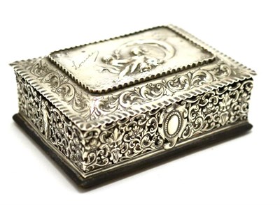 Lot 56 - A silver trinket box with hinged cover