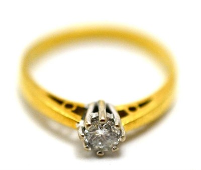 Lot 62 - A diamond solitaire ring