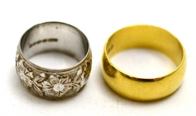 Lot 70 - An 18ct white gold patterned band ring and an 18ct gold band ring