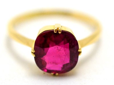 Lot 84 - A synthetic ruby ring, stamped '18CT'