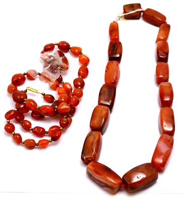 Lot 207 - A large agate necklace (473g) with silver clasp together with agate suite (4)