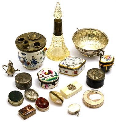 Lot 338 - A quantity of snuff boxes and other boxes, white metal quaich etc