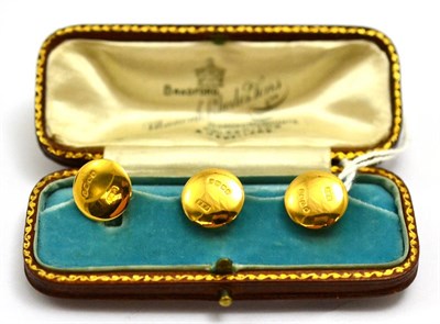 Lot 343 - Set of three 18ct gold dress studs in a fitted case