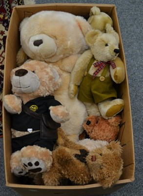 Lot 1025 - Twelve assorted modern teddy bears (one box)