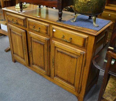 Lot 1208 - Reproduction oak sideboard