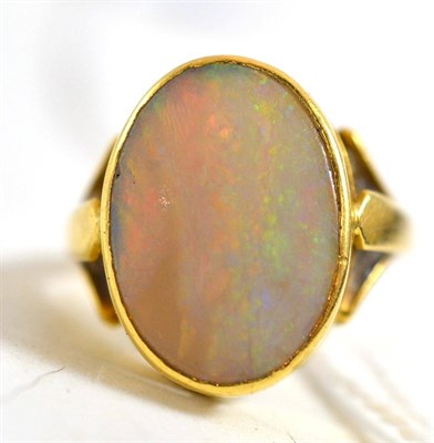 Lot 43 - An 18ct gold opal ring
