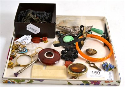 Lot 150 - Assorted jewellery including a bow brooch, a Cornelian brooch, jet, coral, clasps, necklaces,...