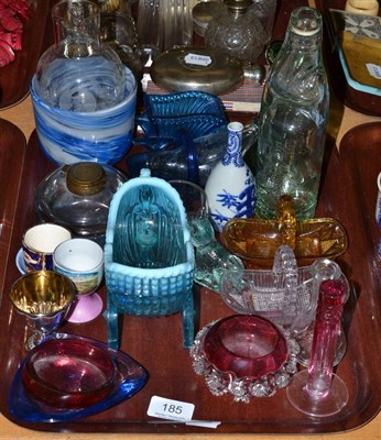 Lot 185 - A tray of 19th and 20th century glassware