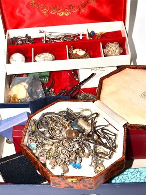 Lot 376 - Assorted silver, jet and other costume jewellery