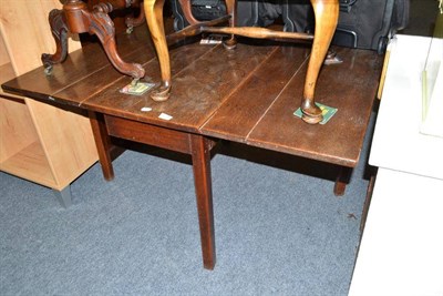 Lot 728 - An oak drop-leaf table