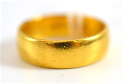 Lot 28 - A 22ct gold band ring