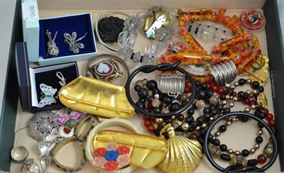 Lot 356 - A quantity of costume jewellery