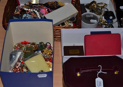 Lot 359 - A quantity of assorted costume jewellery