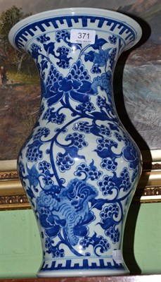 Lot 371 - Large Chinese blue and white vase