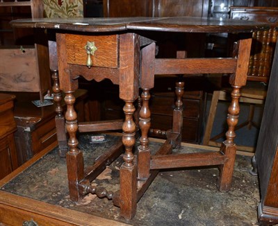 Lot 540 - An early 18th century gateleg dining table